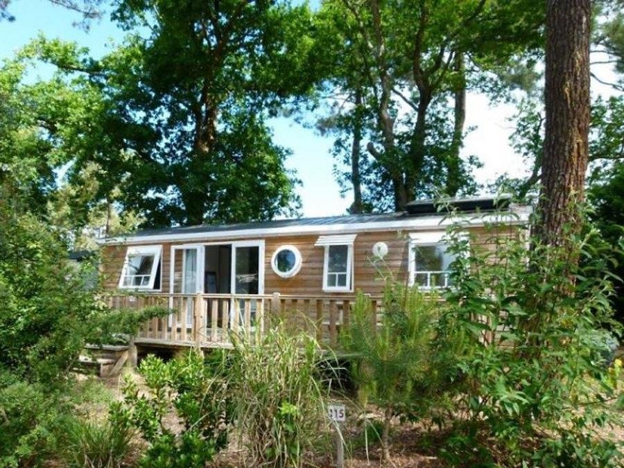 Camping Pas Cher vous présente avec son site Officiel campingpascher.fr, le Camping Des Pins classé 4 étoiles, situé sur la commune de Soulac Sur Mer dans le département Gironde (Aquitaine) en France. Le camping Des Pins vous propose un hébergement de type mobil-home de 34 m² pour 6 personnes. L'établissement vous propose 11 autres types d'hébergements. Découvrez tous nos séjours à petits prix dans la commune et aux alentours de Soulac Sur Mer du département : Gironde (Aquitaine). Les Avis clients pour le Camping Des Pins sont excellents avec une note moyenne de 8 sur 10. Parc aquatique, Piscine chauffée, Piscine extérieure, Animations familiales, Club enfants, Aire de jeux enfants, Centre équestre, Court de tennis, Cyclisme, Jet-ski, Location de bateaux, Paddle, Ping-pong, Pétanque, Skatepark, Surf, Terrain de beach-volley, Bar, Dépôt de pain, Pizzeria, Plats à emporter, Snack/Bar, Épicerie,... En savoir plus : cliquez-ICI.