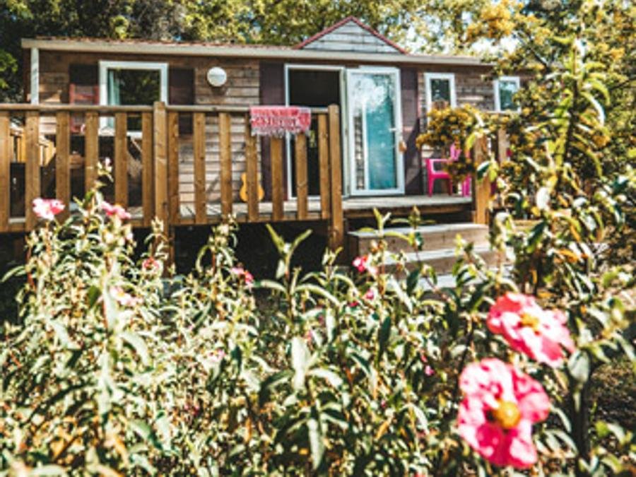 Camping Pas Cher vous présente avec son site Officiel campingpascher.fr, le Camping Des Pins classé 4 étoiles, situé sur la commune de Soulac Sur Mer dans le département Gironde (Aquitaine) en France. Le camping Des Pins vous propose un hébergement de type mobil-home de 34 m² pour 6 personnes. L'établissement vous propose 11 autres types d'hébergements. Découvrez tous nos séjours à petits prix dans la commune et aux alentours de Soulac Sur Mer du département : Gironde (Aquitaine). Les Avis clients pour le Camping Des Pins sont excellents avec une note moyenne de 8 sur 10. Parc aquatique, Piscine chauffée, Piscine extérieure, Animations familiales, Club enfants, Aire de jeux enfants, Centre équestre, Court de tennis, Cyclisme, Jet-ski, Location de bateaux, Paddle, Ping-pong, Pétanque, Skatepark, Surf, Terrain de beach-volley, Bar, Dépôt de pain, Pizzeria, Plats à emporter, Snack/Bar, Épicerie,... En savoir plus : cliquez-ICI.