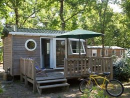 Camping Pas Cher vous présente avec son site Officiel campingpascher.fr, le Camping Des Pins - Paradis classé 4 étoiles, situé sur la commune de Soulac Sur Mer dans le département Gironde (Aquitaine) en France. Le camping Des Pins - Paradis, vous présente un hébergement de type mobil-home de 21 m² pour 1 personne. Le camping Des Pins - Paradis vous propose du sam. 25 avril au sam. 02 mai 2026 pour 7 nuits à 245€. Cette location propose 21 dates différentes pour réserver votre séjour. Découvrez également les 11 autres gammes d'hébergements du camping. Les Avis clients pour le Camping Des Pins - Paradis sont excellents avec une note moyenne de 8 sur 10. Parc aquatique, Piscine chauffée, Piscine extérieure, Animations familiales, Club enfants, Aire de jeux enfants, Centre équestre, Court de tennis, Cyclisme, Jet-ski, Location de bateaux, Paddle, Ping-pong, Pétanque, Skatepark, Surf, Terrain de beach-volley, Bar, Dépôt de pain, Pizzeria, Plats à emporter, Snack/Bar, Épicerie,... En savoir plus : cliquez-ICI.