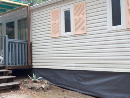 Camping Pas Cher vous présente avec son site Officiel campingpascher.fr, le Camping La Source classé 3 étoiles, situé sur la commune de Sournia dans le département Pyrénées-orientales (Languedoc Roussillon) en France. Le camping La Source, vous présente un hébergement de type mobil-home de 26 m² pour 4 personnes. Le camping La Source vous propose du mercredi 07 janvier au mercredi 14 janvier 2026 pour 7 nuits à 320€. Cette location propose 125 dates différentes pour réserver votre séjour. Découvrez également les 14 autres gammes d'hébergements du camping. Les Avis clients pour le Camping La Source sont excellents avec une note moyenne de 8 sur 10. LacMer, Piscine chauffée, Piscine extérieure, Animations familiales, Aire de jeux enfants, Baby-foot, Canoë-kayak, Centre équestre, Cyclisme, Parcours sportif, Ping-pong, Pétanque, Randonnée, Structure gonflable enfants, Terrain multisports, Trampoline, Bar, Boulangerie, Plats à emporter, Snack/Bar, Épicerie,... En savoir plus : cliquez-ICI.