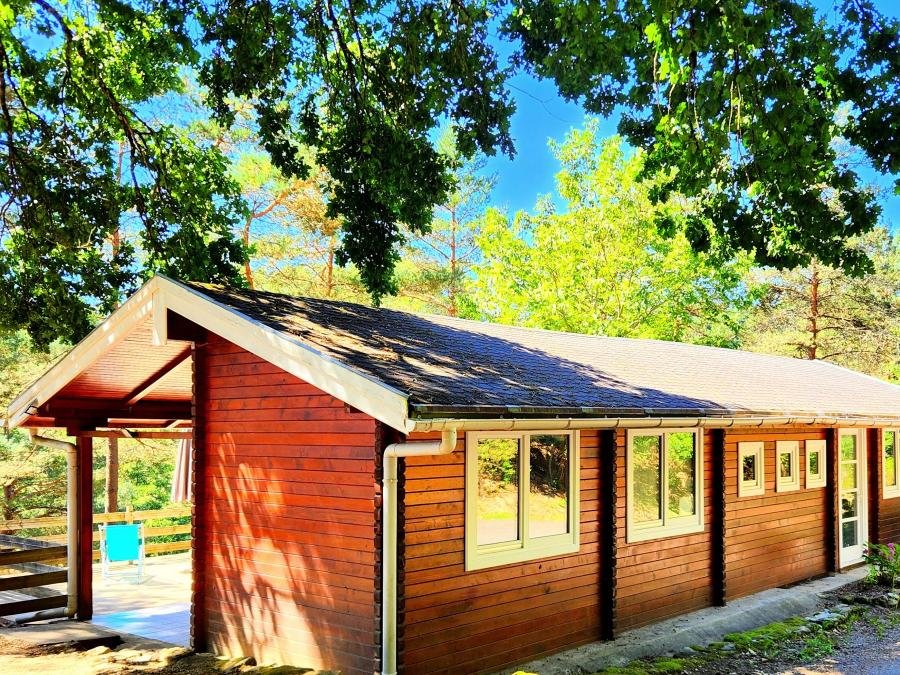 Camping Pas Cher vous présente avec son site Officiel campingpascher.fr, le Camping Les Trois Sources classé 4 étoiles, situé sur la commune de Sousceyrac dans le département Lot (Midi Pyrénées) en France. Le camping Les Trois Sources vous propose un hébergement de type chalet de 75 m² pour 9 personnes avec climatisation (télévision). Cet hébergement propose plus de 12 dates différentes pour réserver ! Pour dévouvrir la période la moins chère, consultez la rubrique 'Tarifs' et sélectionnez votre mois de départ. L'établissement vous propose 9 autres types d'hébergements. Découvrez tous nos séjours à petits prix dans la commune et aux alentours de Sousceyrac du département : Lot (Midi Pyrénées). Les Avis clients pour le Camping Les Trois Sources sont excellents avec une note moyenne de 8 sur 10. RivièreÉtang, Piscine chauffée, Piscine extérieure, Animations familiales, Club ados, Club enfants, Aire de jeux enfants, Baby-foot, Canoë-kayak, Paddle, Parcours sportif, Ping-pong, Piscine, Pédalo, Pétanque, Randonnée, Structure gonflable enfants, Terrain multisports, Trampoline, Bar, Dépôt de pain, Pizzeria, Snack/Bar, Épicerie,... En savoir plus : cliquez-ICI.