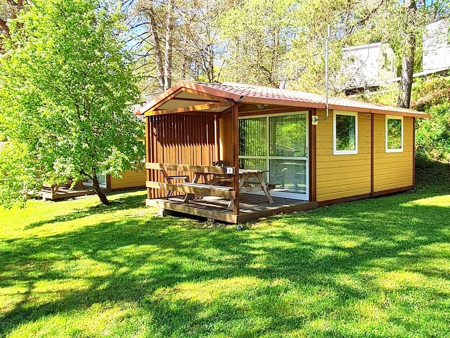 Camping Pas Cher vous présente avec son site Officiel campingpascher.fr, le Camping Maeva Escapade Les Trois Sources classé 4 étoiles, situé sur la commune de Sousceyrac dans le département Lot (Midi Pyrénées) en France. Le camping Maeva Escapade Les Trois Sources vous propose un hébergement de type chalet pour 5 personnes. Cet hébergement propose plus de 42 dates différentes pour réserver ! Pour dévouvrir la période la moins chère, consultez la rubrique 'Tarifs' et sélectionnez votre mois de départ. L'établissement vous propose 17 autres types d'hébergements. Découvrez tous nos séjours à petits prix dans la commune et aux alentours de Sousceyrac du département : Lot (Midi Pyrénées). Les Avis clients pour le Camping Maeva Escapade Les Trois Sources sont excellents avec une note moyenne de 8 sur 10. RivièreÉtang, Piscine chauffée, Piscine extérieure, Animations familiales, Club ados, Club enfants, Aire de jeux enfants, Baby-foot, Canoë-kayak, Paddle, Parcours sportif, Ping-pong, Piscine, Pédalo, Pétanque, Randonnée, Structure gonflable enfants, Terrain multisports, Trampoline, Bar, Dépôt de pain, Pizzeria, Snack/Bar, Épicerie,... En savoir plus : cliquez-ICI.