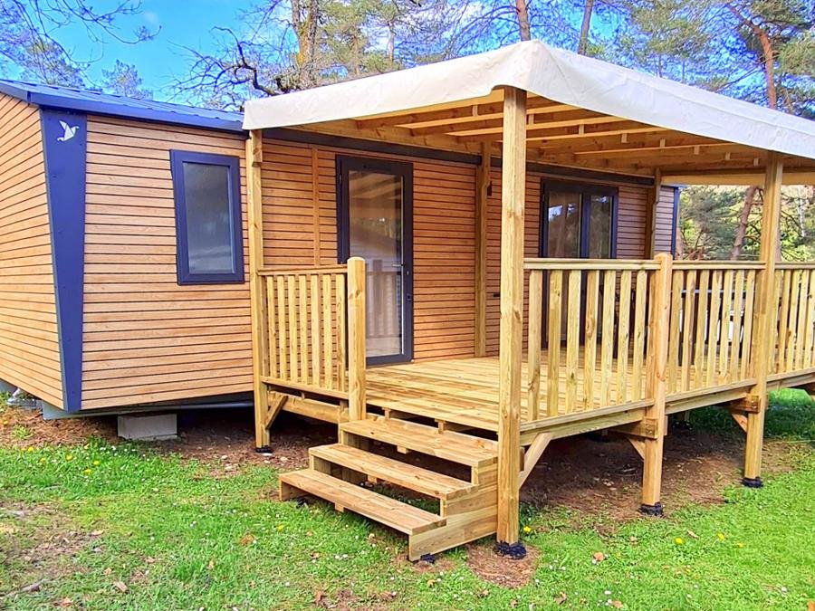 Camping Pas Cher vous présente avec son site Officiel campingpascher.fr, le Camping Maeva Escapade Les Trois Sources classé 4 étoiles, situé sur la commune de Sousceyrac dans le département Lot (Midi Pyrénées) en France. Le camping Maeva Escapade Les Trois Sources vous propose un hébergement de type mobil-home pour 4 personnes (télévision). Cet hébergement propose plus de 38 dates différentes pour réserver ! Pour dévouvrir la période la moins chère, consultez la rubrique 'Tarifs' et sélectionnez votre mois de départ. L'établissement vous propose 17 autres types d'hébergements. Découvrez tous nos séjours à petits prix dans la commune et aux alentours de Sousceyrac du département : Lot (Midi Pyrénées). Les Avis clients pour le Camping Maeva Escapade Les Trois Sources sont excellents avec une note moyenne de 8 sur 10. RivièreÉtang, Piscine chauffée, Piscine extérieure, Animations familiales, Club ados, Club enfants, Aire de jeux enfants, Baby-foot, Canoë-kayak, Paddle, Parcours sportif, Ping-pong, Piscine, Pédalo, Pétanque, Randonnée, Structure gonflable enfants, Terrain multisports, Trampoline, Bar, Dépôt de pain, Pizzeria, Snack/Bar, Épicerie,... En savoir plus : cliquez-ICI.