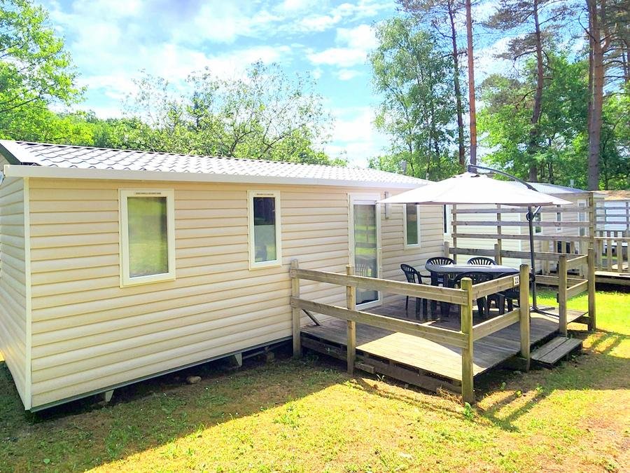 Camping Pas Cher vous présente avec son site Officiel campingpascher.fr, le Camping Maeva Escapade Les Trois Sources classé 4 étoiles, situé sur la commune de Sousceyrac dans le département Lot (Midi Pyrénées) en France. Le camping Maeva Escapade Les Trois Sources vous propose un hébergement de type mobil-home pour 8 personnes. Cet hébergement propose plus de 38 dates différentes pour réserver ! Pour dévouvrir la période la moins chère, consultez la rubrique 'Tarifs' et sélectionnez votre mois de départ. L'établissement vous propose 17 autres types d'hébergements. Découvrez tous nos séjours à petits prix dans la commune et aux alentours de Sousceyrac du département : Lot (Midi Pyrénées). Les Avis clients pour le Camping Maeva Escapade Les Trois Sources sont excellents avec une note moyenne de 8 sur 10. RivièreÉtang, Piscine chauffée, Piscine extérieure, Animations familiales, Club ados, Club enfants, Aire de jeux enfants, Baby-foot, Canoë-kayak, Paddle, Parcours sportif, Ping-pong, Piscine, Pédalo, Pétanque, Randonnée, Structure gonflable enfants, Terrain multisports, Trampoline, Bar, Dépôt de pain, Pizzeria, Snack/Bar, Épicerie,... En savoir plus : cliquez-ICI.