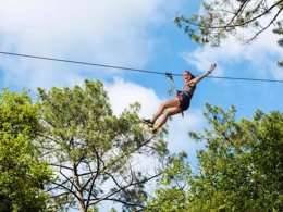 Camping Pas Cher vous présente avec son site Officiel campingpascher.fr, le Camping Maeva Escapade Les Trois Sources classé 4 étoiles, situé sur la commune de Sousceyrac dans le département Lot (Midi Pyrénées) en France. Le camping Maeva Escapade Les Trois Sources, vous présente un hébergement de type lodge de 75 m² pour 1 personne avec climatisation et télévision. Le camping Maeva Escapade Les Trois Sources vous propose du jeudi 04 juin au jeudi 11 juin 2026 avec une PROMO de DERNIÈRE MINUTE, en promotion à -27% pour 7 nuits à 332,46 € au lieu de 458,85 € soit une Économie de 126,39 €. Cette location propose 17 dates différentes pour réserver votre séjour. Découvrez également les 18 autres gammes d'hébergements du camping. Les Avis clients pour le Camping Maeva Escapade Les Trois Sources sont excellents avec une note moyenne de 8 sur 10. RivièreÉtang, Piscine chauffée, Piscine extérieure, Animations familiales, Club ados, Club enfants, Aire de jeux enfants, Baby-foot, Canoë-kayak, Paddle, Parcours sportif, Ping-pong, Piscine, Pédalo, Pétanque, Randonnée, Structure gonflable enfants, Terrain multisports, Trampoline, Bar, Dépôt de pain, Pizzeria, Snack/Bar, Épicerie,... En savoir plus : cliquez-ICI.