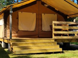 Camping Pas Cher vous présente avec son site Officiel campingpascher.fr, le Camping Maeva Escapade Les Trois Sources classé 4 étoiles, situé sur la commune de Sousceyrac dans le département Lot (Midi Pyrénées) en France. Le camping Maeva Escapade Les Trois Sources, vous présente un hébergement de type bungalow toilé de 20 m² pour 2 personnes. Le camping Maeva Escapade Les Trois Sources vous proposeun séjour PAS CHER avec une REMISEdu sam. 27 juin au sam. 04 juillet 2026, en promotion à -30% pour 7 nuits à 199 € au lieu de 284,29 € soit une Économie de 85,29 €. Cette location propose 17 dates différentes pour réserver votre séjour. Découvrez également les 7 autres gammes d'hébergements du camping. Les Avis clients pour le Camping Maeva Escapade Les Trois Sources sont excellents avec une note moyenne de 8 sur 10. RivièreÉtang, Piscine chauffée, Piscine extérieure, Animations familiales, Club ados, Club enfants, Aire de jeux enfants, Baby-foot, Canoë-kayak, Paddle, Parcours sportif, Ping-pong, Piscine, Pédalo, Pétanque, Randonnée, Structure gonflable enfants, Terrain multisports, Trampoline, Bar, Dépôt de pain, Pizzeria, Snack/Bar, Épicerie,... En savoir plus : cliquez-ICI.