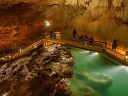 Camping Pas Cher vous présente avec son site Officiel campingpascher.fr, le Camping Maeva Escapade Les Trois Sources classé 4 étoiles, situé sur la commune de Sousceyrac dans le département Lot (Midi Pyrénées) en France. Le camping Maeva Escapade Les Trois Sources, vous présente un hébergement de type mobil-home de 35 m². Le camping Maeva Escapade Les Trois Sources vous proposeun séjour PAS CHER avec une REMISEdu sam. 25 avril au sam. 02 mai 2026, en promotion à -30% pour 7 nuits à 199 € au lieu de 284,29 € soit une Économie de 85,29 €. Cette location propose 83 dates différentes pour réserver votre séjour. Découvrez également les 7 autres gammes d'hébergements du camping. Les Avis clients pour le Camping Maeva Escapade Les Trois Sources sont excellents avec une note moyenne de 8 sur 10. RivièreÉtang, Piscine chauffée, Piscine extérieure, Animations familiales, Club ados, Club enfants, Aire de jeux enfants, Baby-foot, Canoë-kayak, Paddle, Parcours sportif, Ping-pong, Piscine, Pédalo, Pétanque, Randonnée, Structure gonflable enfants, Terrain multisports, Trampoline, Bar, Dépôt de pain, Pizzeria, Snack/Bar, Épicerie,... En savoir plus : cliquez-ICI.