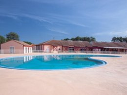 Camping Pas Cher vous présente avec son site Officiel campingpascher.fr, la Résidence RésidenceClub Les Villas Du Lac - Vacancéole classé 3 étoiles, située sur la commune de Soustons dans le département Landes (Aquitaine) en France. La résidence RésidenceClub Les Villas Du Lac - Vacancéole, vous présente un hébergement de type studio de 28 m² pour 4 personnes et télévision. La résidence RésidenceClub Les Villas Du Lac - Vacancéole vous propose du sam. 12 septembre au sam. 19 septembre 2026, en promotion à -25% pour 7 nuits à 258 € au lieu de 344,0 € soit une Économie de 86 €. Cette location propose 54 dates différentes pour réserver votre séjour. Découvrez également les 5 autres gammes d'hébergements de la résidence. Les Avis clients pour la Résidence RésidenceClub Les Villas Du Lac - Vacancéole sont excellents avec une note moyenne de 8 sur 10. Piscine extérieure, Aire de jeux enfants, Canoë-kayak, Centre équestre, Court de tennis, Golf, Pétanque, Terrain de volley-ball, Terrain multisports,... En savoir plus : cliquez-ICI.