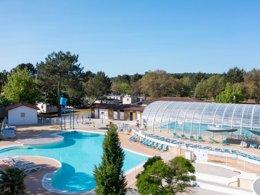 Camping Pas Cher vous présente avec son site Officiel campingpascher.fr, le Camping Nature L'Airial classé 4 étoiles, situé sur la commune de Soustons dans le département Landes (Aquitaine) en France. Le camping Nature L'Airial, vous présente un hébergement de type bungalow de 26 m² avec climatisation. Le camping Nature L'Airial vous propose du vendredi 05 juin au vendredi 12 juin 2026 avec une PROMO de DERNIÈRE MINUTE, en promotion à -18% pour 7 nuits à 351 € au lieu de 430,0 € soit une Économie de 79 €. Cette location propose 79 dates différentes pour réserver votre séjour. Découvrez également les 10 autres gammes d'hébergements du camping. Les Avis clients pour le Camping Nature L'Airial sont excellents avec une note moyenne de 8 sur 10. Piscine couverte, Piscine extérieure, Animations familiales, Club ados, Club enfants, Aire de jeux enfants, Centre équestre, Court de tennis, Golf, Parcours sportif, Ping-pong, Pétanque, Randonnée, Terrain de volley-ball, Terrain multisports, Bar, Dépôt de pain, Plats à emporter, Snack/Bar, Supermarché, Épicerie,... En savoir plus : cliquez-ICI.