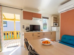 Camping Pas Cher vous présente avec son site Officiel campingpascher.fr, le Camping Nature L'Airial classé 4 étoiles, situé sur la commune de Soustons dans le département Landes (Aquitaine) en France. Le camping Nature L'Airial, vous présente un hébergement de type bungalow de 26 m² avec climatisation. Le camping Nature L'Airial vous propose du lundi 30 mars au lundi 06 avril 2026, en promotion à -4% pour 7 nuits à 362,75 € au lieu de 380,0 € soit une Économie de 17,25 €. Cette location propose 189 dates différentes pour réserver votre séjour. Découvrez également les 8 autres gammes d'hébergements du camping. Les Avis clients pour le Camping Nature L'Airial sont excellents avec une note moyenne de 8 sur 10. Piscine couverte, Piscine extérieure, Animations familiales, Club ados, Club enfants, Aire de jeux enfants, Centre équestre, Court de tennis, Golf, Parcours sportif, Ping-pong, Pétanque, Randonnée, Terrain de volley-ball, Terrain multisports, Bar, Dépôt de pain, Plats à emporter, Snack/Bar, Supermarché, Épicerie,... En savoir plus : cliquez-ICI.