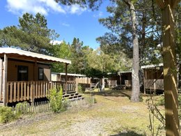 Camping Pas Cher vous présente avec son site Officiel campingpascher.fr, le Camping Nature L'Airial classé 4 étoiles, situé sur la commune de Soustons dans le département Landes (Aquitaine) en France. Le camping Nature L'Airial vous propose un hébergement de type appartement de 32 m² pour 2 personnes. L'établissement vous propose 8 autres types d'hébergements. Découvrez tous nos séjours à petits prix dans la commune et aux alentours de Soustons du département : Landes (Aquitaine). Les Avis clients pour le Camping Nature L'Airial sont excellents avec une note moyenne de 8 sur 10. Piscine couverte, Piscine extérieure, Animations familiales, Club ados, Club enfants, Aire de jeux enfants, Centre équestre, Court de tennis, Golf, Parcours sportif, Ping-pong, Pétanque, Randonnée, Terrain de volley-ball, Terrain multisports, Bar, Dépôt de pain, Plats à emporter, Snack/Bar, Supermarché, Épicerie,... En savoir plus : cliquez-ICI.