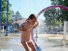 Camping Pas Cher vous présente avec son site Officiel campingpascher.fr, le Camping Nature L'Airial classé 4 étoiles, situé sur la commune de Soustons dans le département Landes (Aquitaine) en France. Le camping Nature L'Airial, vous présente un hébergement de type mobil-home de 28 m² pour 4 personnes avec climatisation et télévision. Le camping Nature L'Airial vous propose du lundi 30 mars au lundi 06 avril 2026, en promotion à -4% pour 7 nuits à 405,50 € au lieu de 425,0 € soit une Économie de 19,50 €. Cette location propose 186 dates différentes pour réserver votre séjour. Découvrez également les 8 autres gammes d'hébergements du camping. Les Avis clients pour le Camping Nature L'Airial sont excellents avec une note moyenne de 8 sur 10. Piscine couverte, Piscine extérieure, Animations familiales, Club ados, Club enfants, Aire de jeux enfants, Centre équestre, Court de tennis, Golf, Parcours sportif, Ping-pong, Pétanque, Randonnée, Terrain de volley-ball, Terrain multisports, Bar, Dépôt de pain, Plats à emporter, Snack/Bar, Supermarché, Épicerie,... En savoir plus : cliquez-ICI.