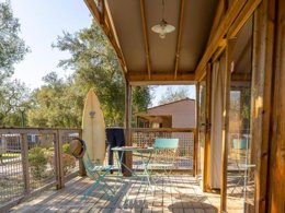 Camping Pas Cher vous présente avec son site Officiel campingpascher.fr, le Camping Nature L'Airial classé 4 étoiles, situé sur la commune de Soustons dans le département Landes (Aquitaine) en France. Le camping Nature L'Airial, vous présente un hébergement de type chalet de 35 m² avec climatisation. Le camping Nature L'Airial vous propose du lundi 30 mars au lundi 06 avril 2026, en promotion à -4% pour 7 nuits à 396 € au lieu de 415,0 € soit une Économie de 19 €. Cette location propose 181 dates différentes pour réserver votre séjour. Découvrez également les 8 autres gammes d'hébergements du camping. Les Avis clients pour le Camping Nature L'Airial sont excellents avec une note moyenne de 8 sur 10. Piscine couverte, Piscine extérieure, Animations familiales, Club ados, Club enfants, Aire de jeux enfants, Centre équestre, Court de tennis, Golf, Parcours sportif, Ping-pong, Pétanque, Randonnée, Terrain de volley-ball, Terrain multisports, Bar, Dépôt de pain, Plats à emporter, Snack/Bar, Supermarché, Épicerie,... En savoir plus : cliquez-ICI.