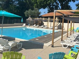Camping Pas Cher vous présente avec son site Officiel campingpascher.fr, le Camping Le Pré Saint André classé 3 étoiles, situé sur la commune de Souvignargues dans le département Gard (Languedoc Roussillon) en France. Le camping Le Pré Saint André, vous présente un hébergement de type bungalow toilé de 16 m² pour 2 personnes. Le camping Le Pré Saint André vous propose du sam. 01 août au sam. 08 août 2026 pour 7 nuits à 650€. Cette location propose 3 dates différentes pour réserver votre séjour. Découvrez également les 10 autres gammes d'hébergements du camping. Les Avis clients pour le Camping Le Pré Saint André sont excellents avec une note moyenne de 8 sur 10. Piscine chauffée, Piscine extérieure, Animations familiales, Aire de jeux enfants, Baby-foot, Ping-pong, Piscine, Pétanque, Salle de jeux vidéo, Terrain de football, Terrain de volley-ball, Bar, Boulangerie, Dépôt de pain, Pizzeria, Plats à emporter, Restaurant, Snack/Bar, Station-service, Supermarché,... En savoir plus : cliquez-ICI.
