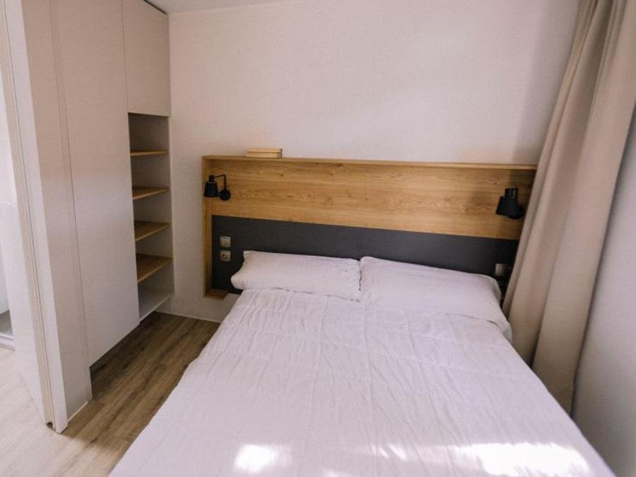 Camping Pas Cher vous présente avec son site Officiel campingpascher.fr, le Camping Sènia El Riu, situé sur la commune de Sant Pere Pescador dans le département Gérone (Catalogne) en Espagne. Le camping Sènia El Riu vous propose un hébergement de type mobil-home avec climatisation (télévision). Cet hébergement propose plus de 26 dates différentes pour réserver ! Pour dévouvrir la période la moins chère, consultez la rubrique 'Tarifs' et sélectionnez votre mois de départ. L'établissement vous propose 3 autres types d'hébergements. Découvrez tous nos séjours à petits prix dans la commune et aux alentours de Sant Pere Pescador du département : Gérone (Catalogne). Les Avis clients pour le Camping Sènia El Riu sont de 7 sur 10. Piscine extérieure, Animations familiales, Club enfants, Aire de jeux enfants, Canoë-kayak, Court de padel en extérieur, Ping-pong, Piscine, Pétanque, Salle de fitness, Terrain multisports, kiteSurf, Bar, Dépôt de pain, Restaurant, Épicerie,... En savoir plus : cliquez-ICI.