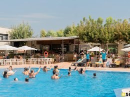 Camping Pas Cher vous présente avec son site Officiel campingpascher.fr, le Camping Sènia El Riu, situé sur la commune de Sant Pere Pescador dans le département Gérone (Catalogne) en Espagne. Le camping Sènia El Riu vous propose un hébergement de type mobil-home de 24 m² pour 5 personnes (télévision). L'établissement vous propose 3 autres types d'hébergements. Découvrez tous nos séjours à petits prix dans la commune et aux alentours de Sant Pere Pescador du département : Gérone (Catalogne). Les Avis clients pour le Camping Sènia El Riu sont de 7 sur 10. Piscine extérieure, Animations familiales, Club enfants, Aire de jeux enfants, Canoë-kayak, Court de padel en extérieur, Ping-pong, Piscine, Pétanque, Salle de fitness, Terrain multisports, kiteSurf, Bar, Dépôt de pain, Restaurant, Épicerie,... En savoir plus : cliquez-ICI.