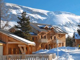 Camping Pas Cher vous présente avec son site Officiel campingpascher.fr, la Résidence Odalys Référence L'Orée Des Pistes classé 4 étoiles, située sur la commune de Superdevoluy dans le département Hautes-alpes (Provence Alpes Côte D'azur) en France. La résidence Odalys Référence L'Orée Des Pistes, vous présente un hébergement de type chalet de 40 m² et télévision. La résidence Odalys Référence L'Orée Des Pistes vous propose du sam. 28 mars au sam. 04 avril 2026 pour 7 nuits à 459€. Cette location propose 20 dates différentes pour réserver votre séjour. Découvrez également les 4 autres gammes d'hébergements de la résidence. Les Avis clients pour la Résidence Odalys Référence L'Orée Des Pistes sont de 7 sur 10. Piscine chauffée, Piscine couverte, Centre équestre, Court de tennis, Golf, Piscine, Randonnée, Salle de jeux vidéo,... En savoir plus : cliquez-ICI.