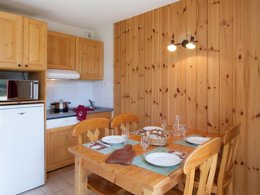 Camping Pas Cher vous présente avec son site Officiel campingpascher.fr, la Résidence Odalys Référence L'Orée Des Pistes classé 4 étoiles, située sur la commune de Superdevoluy dans le département Hautes-alpes (Provence Alpes Côte D'azur) en France. La résidence Odalys Référence L'Orée Des Pistes, vous présente un hébergement de type appartement de 40 m² et télévision. La résidence Odalys Référence L'Orée Des Pistes vous propose du sam. 28 mars au sam. 04 avril 2026 pour 7 nuits à 419€. Cette location propose 19 dates différentes pour réserver votre séjour. Découvrez également les 4 autres gammes d'hébergements de la résidence. Les Avis clients pour la Résidence Odalys Référence L'Orée Des Pistes sont de 7 sur 10. Piscine chauffée, Piscine couverte, Centre équestre, Court de tennis, Golf, Piscine, Randonnée, Salle de jeux vidéo,... En savoir plus : cliquez-ICI.