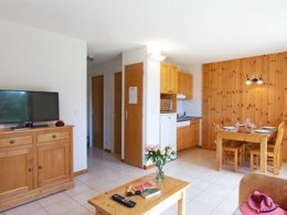 Camping Pas Cher vous présente avec son site Officiel campingpascher.fr, la Résidence Odalys Référence L'Orée Des Pistes classé 4 étoiles, située sur la commune de Superdevoluy dans le département Hautes-alpes (Provence Alpes Côte D'azur) en France. La résidence Odalys Référence L'Orée Des Pistes, vous présente un hébergement de type chalet de 40 m² et télévision. La résidence Odalys Référence L'Orée Des Pistes vous propose du sam. 28 mars au sam. 04 avril 2026 pour 7 nuits à 459€. Cette location propose 20 dates différentes pour réserver votre séjour. Découvrez également les 4 autres gammes d'hébergements de la résidence. Les Avis clients pour la Résidence Odalys Référence L'Orée Des Pistes sont de 7 sur 10. Piscine chauffée, Piscine couverte, Centre équestre, Court de tennis, Golf, Piscine, Randonnée, Salle de jeux vidéo,... En savoir plus : cliquez-ICI.