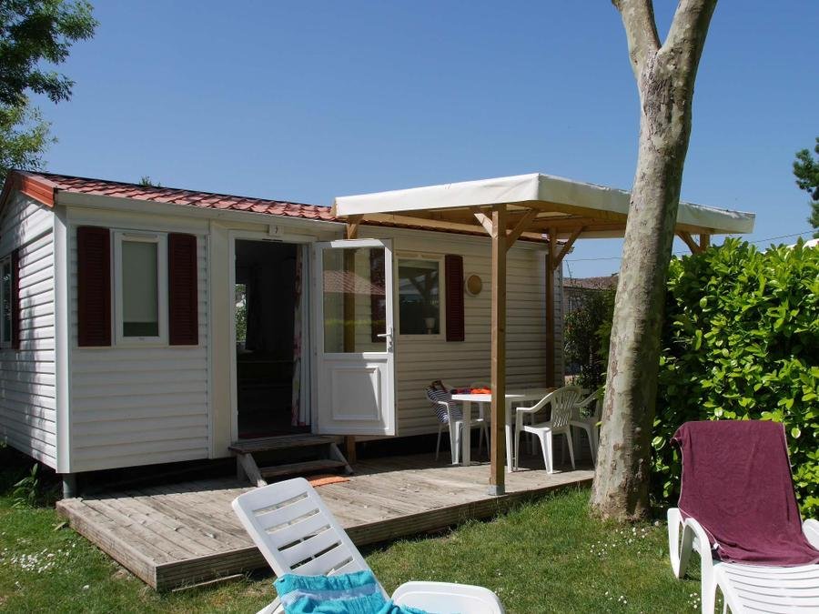 Camping Pas Cher vous présente avec son site Officiel campingpascher.fr, le Camping Maeva Escapades De La Geres classé 3 étoiles, situé sur la commune de Surgeres dans le département Charente-maritime (Poitou Charentes) en France. Le camping Maeva Escapades De La Geres, vous présente un hébergement de type mobil-home de 24 m² pour 4 personnes et télévision. Le camping Maeva Escapades De La Geres vous propose du vendredi 12 juin au vendredi 19 juin 2026 pour 7 nuits à 365€. Cette location propose 55 dates différentes pour réserver votre séjour. Découvrez également les 42 autres gammes d'hébergements du camping. Les Avis clients pour le Camping Maeva Escapades De La Geres sont excellents avec une note moyenne de 8 sur 10. Piscine chauffée, Piscine extérieure, Animations familiales, Aire de jeux enfants, Baby-foot, Ping-pong, Pétanque, Randonnée, Bar, Dépôt de pain, Plats à emporter, Snack/Bar, Épicerie,... En savoir plus : cliquez-ICI.