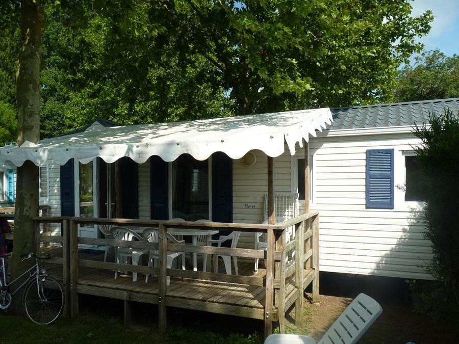 Camping Pas Cher vous présente avec son site Officiel campingpascher.fr, le Camping De La Geres classé 3 étoiles, situé sur la commune de Surgeres dans le département Charente-maritime (Poitou Charentes) en France. Le camping De La Geres, vous présente un hébergement de type mobil-home de 35 m² pour 6 personnes et télévision. Le camping De La Geres vous propose du sam. 11 juillet au sam. 18 juillet 2026, en promotion à -13% pour 7 nuits à 745,62 € au lieu de 860,0 € soit une Économie de 114,38 €. Cette location propose 49 dates différentes pour réserver votre séjour. Découvrez également les 42 autres gammes d'hébergements du camping. Les Avis clients pour le Camping De La Geres sont excellents avec une note moyenne de 8 sur 10. Piscine chauffée, Piscine extérieure, Animations familiales, Aire de jeux enfants, Baby-foot, Ping-pong, Pétanque, Randonnée, Bar, Dépôt de pain, Plats à emporter, Snack/Bar, Épicerie,... En savoir plus : cliquez-ICI.