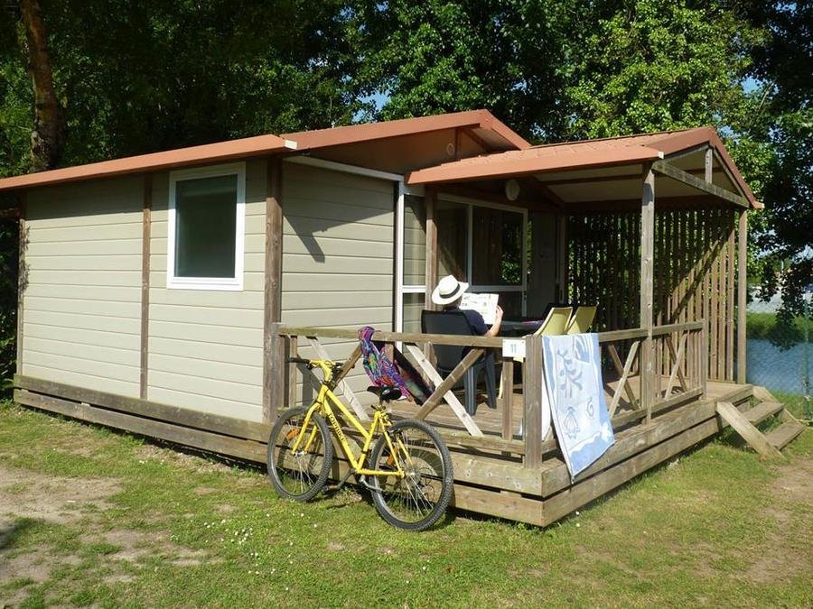 Camping Pas Cher vous présente avec son site Officiel campingpascher.fr, le Camping Maeva Escapades De La Geres classé 3 étoiles, situé sur la commune de Surgeres dans le département Charente-maritime (Poitou Charentes) en France. Le camping Maeva Escapades De La Geres, vous présente un hébergement de type chalet de 20 m² pour 4 personnes et télévision. Le camping Maeva Escapades De La Geres vous propose du vendredi 05 juin au vendredi 12 juin 2026 avec un DÉPART DEMAIN pour 7 nuits à 335€. Cette location propose 63 dates différentes pour réserver votre séjour. Découvrez également les 42 autres gammes d'hébergements du camping. Les Avis clients pour le Camping Maeva Escapades De La Geres sont excellents avec une note moyenne de 8 sur 10. Piscine chauffée, Piscine extérieure, Animations familiales, Aire de jeux enfants, Baby-foot, Ping-pong, Pétanque, Randonnée, Bar, Dépôt de pain, Plats à emporter, Snack/Bar, Épicerie,... En savoir plus : cliquez-ICI.