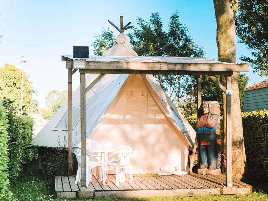 Camping Pas Cher vous présente avec son site Officiel campingpascher.fr, le Camping Maeva Escapades De La Geres classé 3 étoiles, situé sur la commune de Surgeres dans le département Charente-maritime (Poitou Charentes) en France. Le camping Maeva Escapades De La Geres, vous présente un hébergement de type tente de 20 m² pour 4 personnes et télévision. Le camping Maeva Escapades De La Geres vous propose du vendredi 05 juin au vendredi 12 juin 2026 avec une PROMO de DERNIÈRE MINUTE, en promotion à -20% pour 7 nuits à 299 € au lieu de 373,75 € soit une Économie de 74,75 €. Cette location propose 67 dates différentes pour réserver votre séjour. Découvrez également les 42 autres gammes d'hébergements du camping. Les Avis clients pour le Camping Maeva Escapades De La Geres sont excellents avec une note moyenne de 8 sur 10. Piscine chauffée, Piscine extérieure, Animations familiales, Aire de jeux enfants, Baby-foot, Ping-pong, Pétanque, Randonnée, Bar, Dépôt de pain, Plats à emporter, Snack/Bar, Épicerie,... En savoir plus : cliquez-ICI.