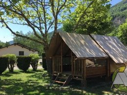 Camping Pas Cher vous présente avec son site Officiel campingpascher.fr, le Camping Maeva Escapades Sun Océan classé 3 étoiles, situé sur la commune de Talmont Saint Hilaire dans le département Vendée (Pays De La Loire) en France. Le camping Maeva Escapades Sun Océan, vous présente un hébergement de type bungalow toilé de 5 m² et télévision. Le camping Maeva Escapades Sun Océan vous proposeun séjour PAS CHER avec une REMISEdu lundi 04 mai au lundi 11 mai 2026, en promotion à -30% pour 7 nuits à 169 € au lieu de 241,43 € soit une Économie de 72,43 €. Cette location propose 135 dates différentes pour réserver votre séjour. Découvrez également les 15 autres gammes d'hébergements du camping. Les Avis clients pour le Camping Maeva Escapades Sun Océan sont excellents avec une note moyenne de 8 sur 10. Piscine chauffée, Piscine couverte, Animations familiales, Aire de jeux enfants, Baby-foot, Centre équestre, Court de tennis, Cyclisme, Golf, Ping-pong, Piscine, Pétanque, Randonnée, Terrain de volley-ball, Bar, Plats à emporter, Snack/Bar, Supermarché,... En savoir plus : cliquez-ICI.