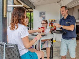 Camping Pas Cher vous présente avec son site Officiel campingpascher.fr, le Camping Maeva Escapades Sun Océan classé 3 étoiles, situé sur la commune de Talmont Saint Hilaire dans le département Vendée (Pays De La Loire) en France. Le camping Maeva Escapades Sun Océan, vous présente un hébergement de type bungalow toilé de 5 m² et télévision. Le camping Maeva Escapades Sun Océan vous proposeun séjour PAS CHER avec une REMISEdu lundi 04 mai au lundi 11 mai 2026, en promotion à -30% pour 7 nuits à 169 € au lieu de 241,43 € soit une Économie de 72,43 €. Cette location propose 135 dates différentes pour réserver votre séjour. Découvrez également les 15 autres gammes d'hébergements du camping. Les Avis clients pour le Camping Maeva Escapades Sun Océan sont excellents avec une note moyenne de 8 sur 10. Piscine chauffée, Piscine couverte, Animations familiales, Aire de jeux enfants, Baby-foot, Centre équestre, Court de tennis, Cyclisme, Golf, Ping-pong, Piscine, Pétanque, Randonnée, Terrain de volley-ball, Bar, Plats à emporter, Snack/Bar, Supermarché,... En savoir plus : cliquez-ICI.