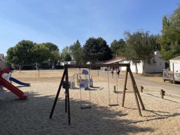 Camping Pas Cher vous présente avec son site Officiel campingpascher.fr, le Camping Maeva Escapades Sun Océan classé 3 étoiles, situé sur la commune de Talmont Saint Hilaire dans le département Vendée (Pays De La Loire) en France. Le camping Maeva Escapades Sun Océan, vous présente un hébergement de type bungalow toilé de 25 m² pour 1 personne et télévision. Le camping Maeva Escapades Sun Océan vous proposeun séjour PAS CHER avec une REMISEdu lundi 04 mai au lundi 11 mai 2026, en promotion à -30% pour 7 nuits à 189 € au lieu de 270,0 € soit une Économie de 81 €. Cette location propose 85 dates différentes pour réserver votre séjour. Découvrez également les 15 autres gammes d'hébergements du camping. Les Avis clients pour le Camping Maeva Escapades Sun Océan sont excellents avec une note moyenne de 8 sur 10. Piscine chauffée, Piscine couverte, Animations familiales, Aire de jeux enfants, Baby-foot, Centre équestre, Court de tennis, Cyclisme, Golf, Ping-pong, Piscine, Pétanque, Randonnée, Terrain de volley-ball, Bar, Plats à emporter, Snack/Bar, Supermarché,... En savoir plus : cliquez-ICI.