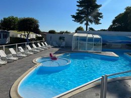 Camping Pas Cher vous présente avec son site Officiel campingpascher.fr, le Camping Flots De L'Océan classé 3 étoiles, situé sur la commune de Talmont Saint Hilaire dans le département Vendée (Pays De La Loire) en France. Le camping Flots De L'Océan, vous présente un hébergement de type chalet de 25 m² pour 5 personnes et télévision. Le camping Flots De L'Océan vous propose du vendredi 05 juin au vendredi 12 juin 2026 avec un DÉPART DEMAIN pour 7 nuits à 324.5€. Cette location propose 23 dates différentes pour réserver votre séjour. Découvrez également les 4 autres gammes d'hébergements du camping. Les Avis clients pour le Camping Flots De L'Océan sont excellents avec une note moyenne de 9 sur 10. Piscine couverte, Piscine extérieure, Animations familiales, Club enfants, Aire de jeux enfants, Baby-foot, Golf, Paddle, Ping-pong, Piscine, Plongée, Pétanque, Bar, Dépôt de pain, Plats à emporter, Supermarché, Épicerie,... En savoir plus : cliquez-ICI.