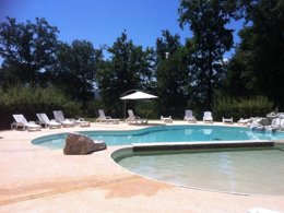 Camping Pas Cher vous présente avec son site Officiel campingpascher.fr, le Camping Domaine Des Grands Pins classé 4 étoiles, situé sur la commune de Tamnies dans le département Dordogne (Aquitaine) en France. Le camping Domaine Des Grands Pins vous propose un hébergement de type chalet de 35 m² pour 1 personne avec climatisation (télévision). L'établissement vous propose 8 autres types d'hébergements. Découvrez tous nos séjours à petits prix dans la commune et aux alentours de Tamnies du département : Dordogne (Aquitaine). Les Avis clients pour le Camping Domaine Des Grands Pins sont excellents avec une note moyenne de 8 sur 10. Piscine chauffée, Piscine extérieure, Animations familiales, Club enfants, Aire de jeux enfants, Canoë-kayak, Centre équestre, Court de tennis, Ping-pong, Pétanque, Randonnée, Terrain multisports, Trampoline, Bar, Dépôt de pain, Plats à emporter, Snack/Bar,... En savoir plus : cliquez-ICI.