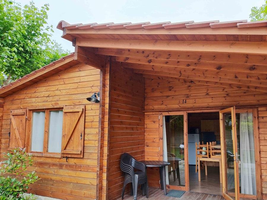 Camping Pas Cher vous présente avec son site Officiel campingpascher.fr, le Camping Prades Park classé 4 étoiles, situé sur la commune de Prades dans le département Tarragone (Catalogne) en Espagne. Le camping Prades Park vous propose un hébergement de type bungalow de 40 m² (télévision). Cet hébergement propose plus de 75 dates différentes pour réserver ! Pour dévouvrir la période la moins chère, consultez la rubrique 'Tarifs' et sélectionnez votre mois de départ. L'établissement vous propose 6 autres types d'hébergements. Découvrez tous nos séjours à petits prix dans la commune et aux alentours de Prades du département : Tarragone (Catalogne). Les Avis clients pour le Camping Prades Park sont excellents avec une note moyenne de 8 sur 10. Lac, Piscine extérieure, Animations familiales, Club enfants, Aire de jeux enfants, Canoë-kayak, Centre équestre, Cyclisme, Ping-pong, Terrain de basketball, Terrain de beach-volley, Terrain de football, Bar, Restaurant, Station-service, Supermarché, Épicerie,... En savoir plus : cliquez-ICI.