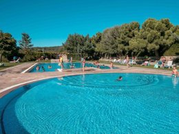 Camping Pas Cher vous présente avec son site Officiel campingpascher.fr, le Camping Prades Park classé 4 étoiles, situé sur la commune de Prades dans le département Tarragone (Catalogne) en Espagne. Le camping Prades Park, vous présente un hébergement de type bungalow de 12 m² et télévision. Le camping Prades Park vous propose du dimanche 20 septembre au dimanche 27 septembre 2026 pour 7 nuits à 889€. Cette location propose 65 dates différentes pour réserver votre séjour. Découvrez également les 6 autres gammes d'hébergements du camping. Les Avis clients pour le Camping Prades Park sont excellents avec une note moyenne de 8 sur 10. Lac, Piscine extérieure, Animations familiales, Club enfants, Aire de jeux enfants, Canoë-kayak, Centre équestre, Cyclisme, Ping-pong, Terrain de basketball, Terrain de beach-volley, Terrain de football, Bar, Restaurant, Station-service, Supermarché, Épicerie,... En savoir plus : cliquez-ICI.