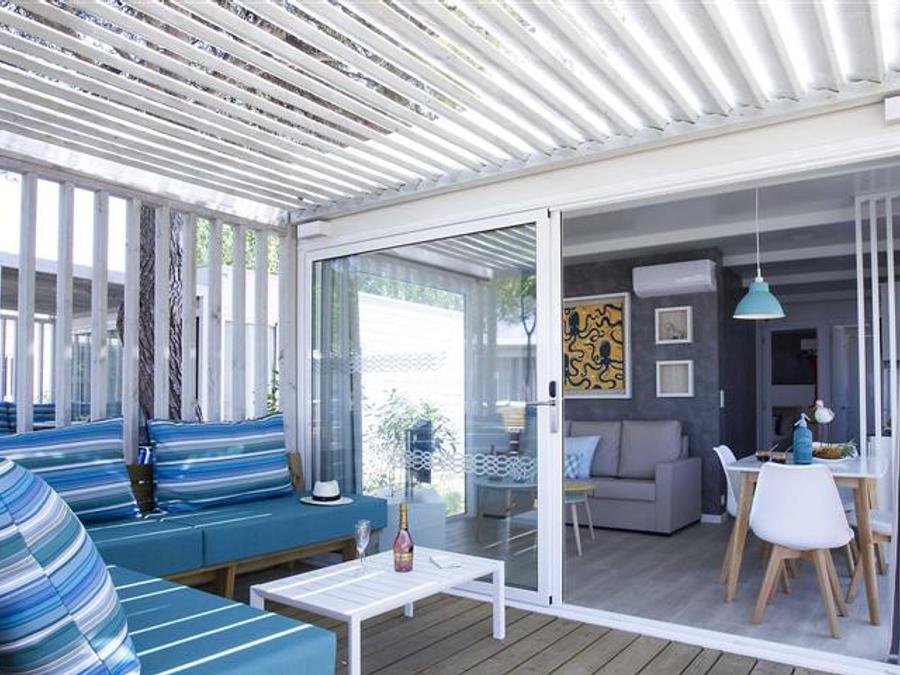 Camping Pas Cher vous présente avec son site Officiel campingpascher.fr, le Camping Tamarit Beach Resort classé 4 étoiles, situé sur la commune de Tarragona dans le département Tarragone (Catalogne) en Espagne. Le camping Tamarit Beach Resort vous propose un hébergement de type bungalow de 35 m² pour 5 personnes avec climatisation (télévision). L'établissement vous propose 10 autres types d'hébergements. Découvrez tous nos séjours à petits prix dans la commune et aux alentours de Tarragona du département : Tarragone (Catalogne). Les Avis clients pour le Camping Tamarit Beach Resort sont excellents avec une note moyenne de 8 sur 10. Mer, Piscine extérieure, Animations familiales, Club enfants, Aire de jeux enfants, Canoë-kayak, Court de tennis, Paddle, Pédalo, Salle de fitness, Structure gonflable enfants, Terrain de basketball, Terrain de beach-volley, Terrain multisports, Dépôt de pain, Pizzeria, Plats à emporter, Restaurant, Snack/Bar, Épicerie,... En savoir plus : cliquez-ICI.