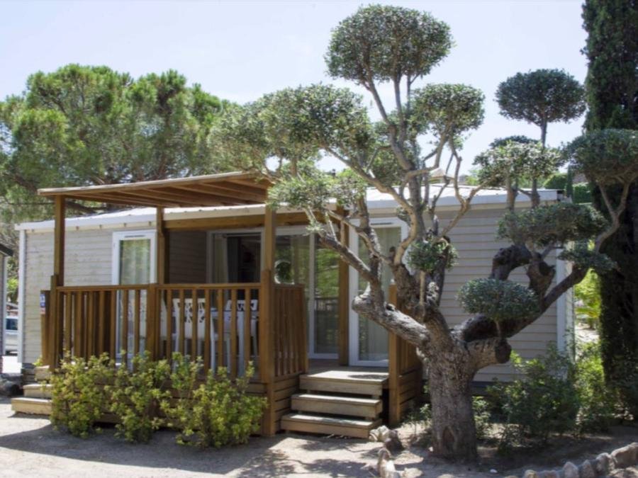 Camping Pas Cher vous présente avec son site Officiel campingpascher.fr, le Camping Tamarit Beach Resort classé 4 étoiles, situé sur la commune de Tarragona dans le département Tarragone (Catalogne) en Espagne. Le camping Tamarit Beach Resort vous propose un hébergement de type bungalow de 34 m² pour 1 personne avec climatisation (télévision). L'établissement vous propose 10 autres types d'hébergements. Découvrez tous nos séjours à petits prix dans la commune et aux alentours de Tarragona du département : Tarragone (Catalogne). Les Avis clients pour le Camping Tamarit Beach Resort sont excellents avec une note moyenne de 8 sur 10. Mer, Piscine extérieure, Animations familiales, Club enfants, Aire de jeux enfants, Canoë-kayak, Court de tennis, Paddle, Pédalo, Salle de fitness, Structure gonflable enfants, Terrain de basketball, Terrain de beach-volley, Terrain multisports, Dépôt de pain, Pizzeria, Plats à emporter, Restaurant, Snack/Bar, Épicerie,... En savoir plus : cliquez-ICI.