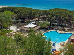 Camping Pas Cher vous présente avec son site Officiel campingpascher.fr, le Camping Tamarit Beach Resort classé 4 étoiles, situé sur la commune de Tarragona dans le département Tarragone (Catalogne) en Espagne. Le camping Tamarit Beach Resort vous propose un hébergement de type tente en toile et bois de 27 m² pour 4 personnes avec climatisation (télévision). L'établissement vous propose 10 autres types d'hébergements. Découvrez tous nos séjours à petits prix dans la commune et aux alentours de Tarragona du département : Tarragone (Catalogne). Les Avis clients pour le Camping Tamarit Beach Resort sont excellents avec une note moyenne de 8 sur 10. Mer, Piscine extérieure, Animations familiales, Club enfants, Aire de jeux enfants, Canoë-kayak, Court de tennis, Paddle, Pédalo, Salle de fitness, Structure gonflable enfants, Terrain de basketball, Terrain de beach-volley, Terrain multisports, Dépôt de pain, Pizzeria, Plats à emporter, Restaurant, Snack/Bar, Épicerie,... En savoir plus : cliquez-ICI.