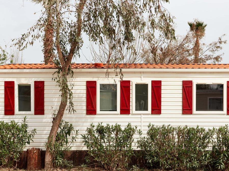 Camping Pas Cher vous présente avec son site Officiel campingpascher.fr, le Camping Taiga Delta De L'Ebre classé 4 étoiles, situé sur la commune de Tarragona dans le département Tarragone (Catalogne) en Espagne. Le camping Taiga Delta De L'Ebre, vous présente un hébergement de type mobil-home de 35 m² pour 5 personnes avec climatisation et télévision. Le camping Taiga Delta De L'Ebre vous propose du dimanche 20 septembre au dimanche 27 septembre 2026 pour 7 nuits à 763.14€. Cette location propose 45 dates différentes pour réserver votre séjour. Découvrez également les 15 autres gammes d'hébergements du camping. Les Avis clients pour le Camping Taiga Delta De L'Ebre sont excellents avec une note moyenne de 8 sur 10. Mer, Piscine chauffée, Piscine extérieure, Animation enfants, Animations familiales, Aire de jeux enfants, Canoë-kayak, Cyclisme, Location de bateaux, Paddle, Parcours sportif, Planche à voile, Randonnée, Ski nautique, Structure gonflable enfants, Terrain de volley-ball, kiteSurf, Bar, Dépôt de pain, Plats à emporter, Restaurant, Épicerie,... En savoir plus : cliquez-ICI.