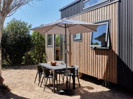 Camping Pas Cher vous présente avec son site Officiel campingpascher.fr, le Camping Taiga Delta De L'Ebre classé 4 étoiles, situé sur la commune de Tarragona dans le département Tarragone (Catalogne) en Espagne. Le camping Taiga Delta De L'Ebre, vous présente un hébergement de type mini-maison de 33 m² pour 4 personnes avec climatisation. Le camping Taiga Delta De L'Ebre vous propose du sam. 20 décembre au sam. 27 décembre 2025, en promotion à -15% pour 7 nuits à 489,98 € au lieu de 576,45 € soit une Économie de 86,47 €. Cette location propose 305 dates différentes pour réserver votre séjour. Découvrez également les 11 autres gammes d'hébergements du camping. Les Avis clients pour le Camping Taiga Delta De L'Ebre sont excellents avec une note moyenne de 8 sur 10. Mer, Piscine chauffée, Piscine extérieure, Animation enfants, Animations familiales, Aire de jeux enfants, Canoë-kayak, Cyclisme, Location de bateaux, Paddle, Parcours sportif, Planche à voile, Randonnée, Ski nautique, Structure gonflable enfants, Terrain de volley-ball, kiteSurf, Bar, Dépôt de pain, Plats à emporter, Restaurant, Épicerie,... En savoir plus : cliquez-ICI.