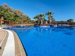 Camping Pas Cher vous présente avec son site Officiel campingpascher.fr, le Camping Estival Torre De La Mora classé 5 étoiles, situé sur la commune de Tarragona dans le département Tarragone (Catalogne) en Espagne. Le camping Estival Torre De La Mora, vous présente un hébergement de type hébergement insolite de 16 m². Le camping Estival Torre De La Mora vous propose du dimanche 26 avril au dimanche 03 mai 2026, en promotion à -15% pour 7 nuits à 333,71 € au lieu de 392,6 € soit une Économie de 58,89 €. Cette location propose 177 dates différentes pour réserver votre séjour. Découvrez également les 3 autres gammes d'hébergements du camping. Les Avis clients pour le Camping Estival Torre De La Mora sont excellents avec une note moyenne de 8 sur 10. Mer, Parc aquatique, Piscine couverte, Piscine extérieure, Club enfants, Aire de jeux enfants, Court de tennis, Ping-pong, Piscine, Salle de fitness, Terrain multisports, Tir à l’arc, Bar, Dépôt de pain, Plats à emporter, Restaurant, Supermarché,... En savoir plus : cliquez-ICI.