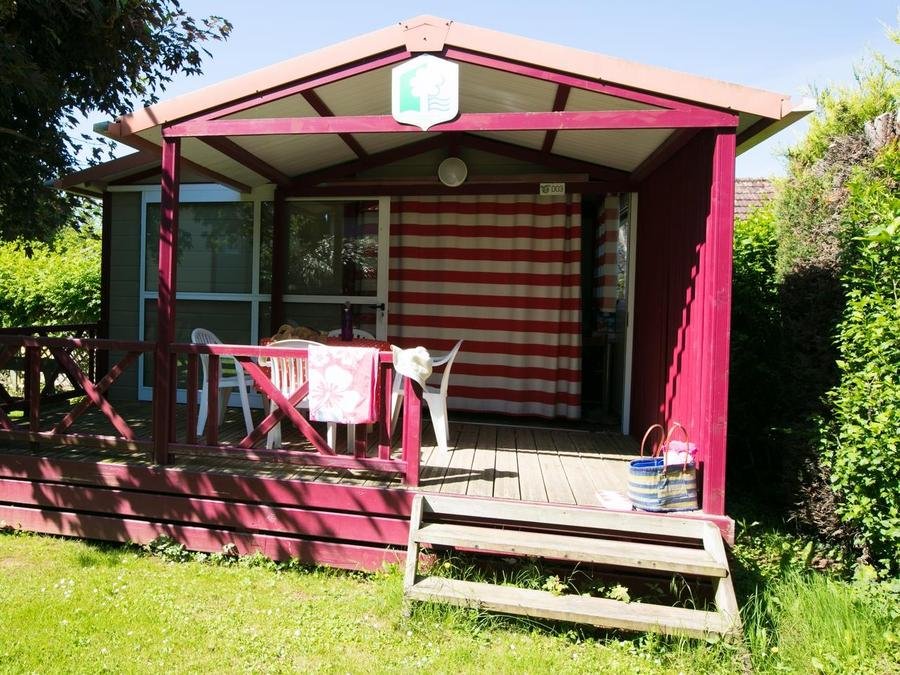 Camping Pas Cher vous présente avec son site Officiel campingpascher.fr, le Camping Sites Et Paysages - Le Ventoulou classé 4 étoiles, situé sur la commune de Thegra dans le département Lot (Midi Pyrénées) en France. Le camping Sites Et Paysages - Le Ventoulou, vous présente un hébergement de type chalet de 30 m² pour 2 personnes. Le camping Sites Et Paysages - Le Ventoulou vous propose du dimanche 13 septembre au dimanche 20 septembre 2026, en promotion à -20% pour 7 nuits à 260 € au lieu de 325,0 € soit une Économie de 65 €. Cette location propose 16 dates différentes pour réserver votre séjour. Découvrez également les 29 autres gammes d'hébergements du camping. Les Avis clients pour le Camping Sites Et Paysages - Le Ventoulou sont excellents avec une note moyenne de 8 sur 10. LacRivièreÉtang, Piscine chauffée, Piscine couverte, Animations familiales, Club enfants, Baby-foot, Canoë-kayak, Cyclisme, Flipper, Paddle, Ping-pong, Pétanque, Randonnée, Salle de jeux vidéo, Terrain multisports, Trampoline, Dépôt de pain, Snack/Bar, Épicerie,... En savoir plus : cliquez-ICI.