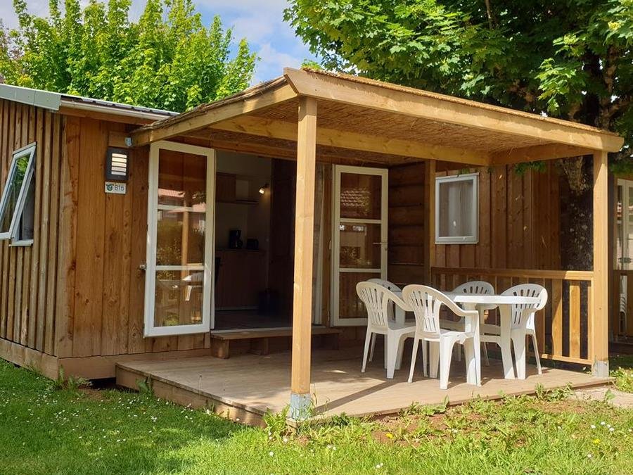 Camping Pas Cher vous présente avec son site Officiel campingpascher.fr, le Camping Sites Et Paysages - Le Ventoulou classé 4 étoiles, situé sur la commune de Thegra dans le département Lot (Midi Pyrénées) en France. Le camping Sites Et Paysages - Le Ventoulou vous propose un hébergement de type mobil-home de 16 m² pour 2 personnes. L'établissement vous propose 29 autres types d'hébergements. Découvrez tous nos séjours à petits prix dans la commune et aux alentours de Thegra du département : Lot (Midi Pyrénées). Les Avis clients pour le Camping Sites Et Paysages - Le Ventoulou sont excellents avec une note moyenne de 8 sur 10. LacRivièreÉtang, Piscine chauffée, Piscine couverte, Animations familiales, Club enfants, Baby-foot, Canoë-kayak, Cyclisme, Flipper, Paddle, Ping-pong, Pétanque, Randonnée, Salle de jeux vidéo, Terrain multisports, Trampoline, Dépôt de pain, Snack/Bar, Épicerie,... En savoir plus : cliquez-ICI.