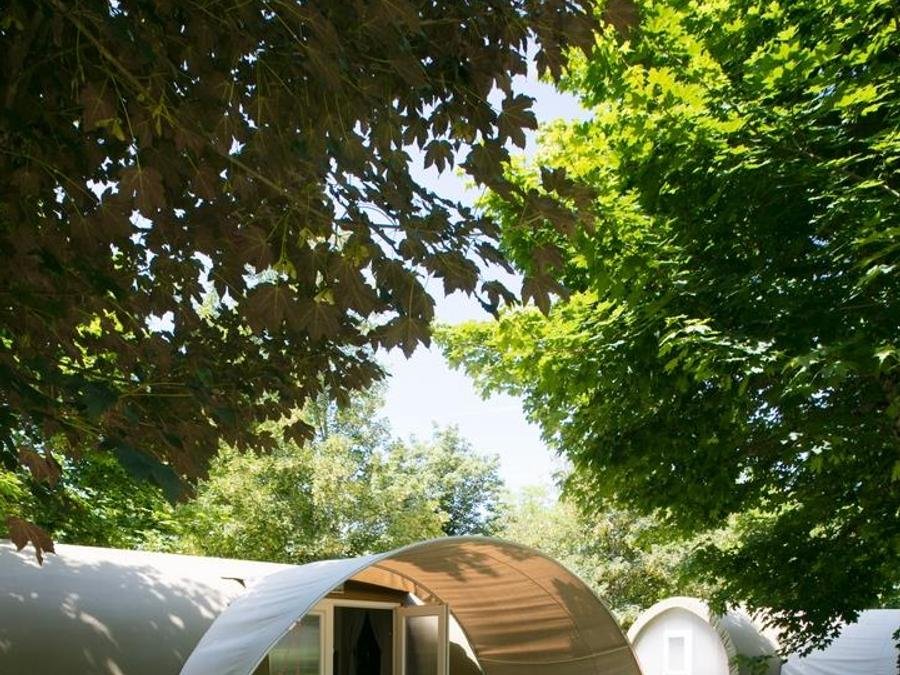 Camping Pas Cher vous présente avec son site Officiel campingpascher.fr, le Camping Sites Et Paysages - Le Ventoulou classé 4 étoiles, situé sur la commune de Thegra dans le département Lot (Midi Pyrénées) en France. Le camping Sites Et Paysages - Le Ventoulou, vous présente un hébergement de type hébergement insolite de 16 m² pour 2 personnes. Le camping Sites Et Paysages - Le Ventoulou vous propose du mercredi 09 septembre au mercredi 16 septembre 2026, en promotion à -20% pour 7 nuits à 213,60 € au lieu de 267,0 € soit une Économie de 53,40 €. Cette location propose 50 dates différentes pour réserver votre séjour. Découvrez également les 29 autres gammes d'hébergements du camping. Les Avis clients pour le Camping Sites Et Paysages - Le Ventoulou sont excellents avec une note moyenne de 8 sur 10. LacRivièreÉtang, Piscine chauffée, Piscine couverte, Animations familiales, Club enfants, Baby-foot, Canoë-kayak, Cyclisme, Flipper, Paddle, Ping-pong, Pétanque, Randonnée, Salle de jeux vidéo, Terrain multisports, Trampoline, Dépôt de pain, Snack/Bar, Épicerie,... En savoir plus : cliquez-ICI.