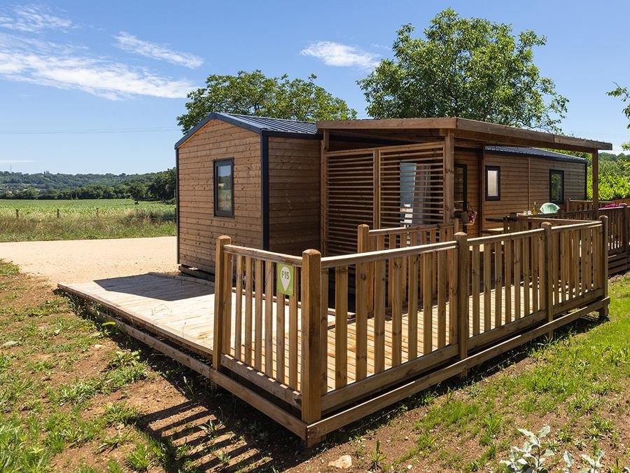 Camping Pas Cher vous présente avec son site Officiel campingpascher.fr, le Camping Sites Et Paysages - Le Ventoulou classé 4 étoiles, situé sur la commune de Thegra dans le département Lot (Midi Pyrénées) en France. Le camping Sites Et Paysages - Le Ventoulou, vous présente un hébergement de type mobil-home de 37 m² pour 1 personne avec climatisation et télévision. Le camping Sites Et Paysages - Le Ventoulou vous propose du dimanche 13 septembre au dimanche 20 septembre 2026, en promotion à -20% pour 7 nuits à 366,40 € au lieu de 458,0 € soit une Économie de 91,60 €. Cette location propose 39 dates différentes pour réserver votre séjour. Découvrez également les 29 autres gammes d'hébergements du camping. Les Avis clients pour le Camping Sites Et Paysages - Le Ventoulou sont excellents avec une note moyenne de 8 sur 10. LacRivièreÉtang, Piscine chauffée, Piscine couverte, Animations familiales, Club enfants, Baby-foot, Canoë-kayak, Cyclisme, Flipper, Paddle, Ping-pong, Pétanque, Randonnée, Salle de jeux vidéo, Terrain multisports, Trampoline, Dépôt de pain, Snack/Bar, Épicerie,... En savoir plus : cliquez-ICI.