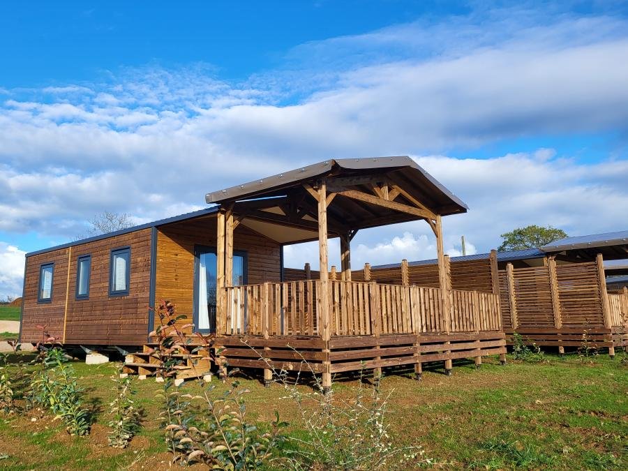 Camping Pas Cher vous présente avec son site Officiel campingpascher.fr, le Camping Sites Et Paysages - Le Ventoulou classé 4 étoiles, situé sur la commune de Thegra dans le département Lot (Midi Pyrénées) en France. Le camping Sites Et Paysages - Le Ventoulou, vous présente un hébergement de type mobil-home de 24 m² pour 1 personne avec climatisation et télévision. Le camping Sites Et Paysages - Le Ventoulou vous propose du dimanche 13 septembre au dimanche 20 septembre 2026, en promotion à -20% pour 7 nuits à 366,40 € au lieu de 458,0 € soit une Économie de 91,60 €. Cette location propose 23 dates différentes pour réserver votre séjour. Découvrez également les 29 autres gammes d'hébergements du camping. Les Avis clients pour le Camping Sites Et Paysages - Le Ventoulou sont excellents avec une note moyenne de 8 sur 10. LacRivièreÉtang, Piscine chauffée, Piscine couverte, Animations familiales, Club enfants, Baby-foot, Canoë-kayak, Cyclisme, Flipper, Paddle, Ping-pong, Pétanque, Randonnée, Salle de jeux vidéo, Terrain multisports, Trampoline, Dépôt de pain, Snack/Bar, Épicerie,... En savoir plus : cliquez-ICI.