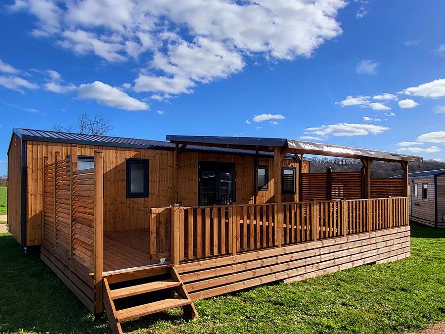 Camping Pas Cher vous présente avec son site Officiel campingpascher.fr, le Camping Sites Et Paysages - Le Ventoulou classé 4 étoiles, situé sur la commune de Thegra dans le département Lot (Midi Pyrénées) en France. Le camping Sites Et Paysages - Le Ventoulou vous propose un hébergement de type mobil-home de 40 m² pour 1 personne avec climatisation (télévision). L'établissement vous propose 29 autres types d'hébergements. Découvrez tous nos séjours à petits prix dans la commune et aux alentours de Thegra du département : Lot (Midi Pyrénées). Les Avis clients pour le Camping Sites Et Paysages - Le Ventoulou sont excellents avec une note moyenne de 8 sur 10. LacRivièreÉtang, Piscine chauffée, Piscine couverte, Animations familiales, Club enfants, Baby-foot, Canoë-kayak, Cyclisme, Flipper, Paddle, Ping-pong, Pétanque, Randonnée, Salle de jeux vidéo, Terrain multisports, Trampoline, Dépôt de pain, Snack/Bar, Épicerie,... En savoir plus : cliquez-ICI.