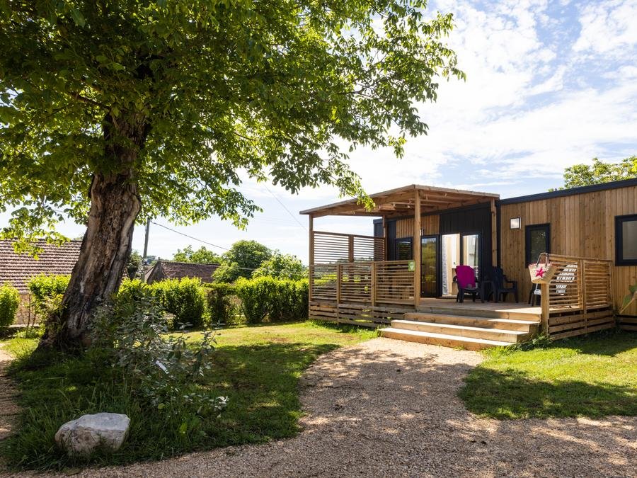 Camping Pas Cher vous présente avec son site Officiel campingpascher.fr, le Camping Sites Et Paysages - Le Ventoulou classé 4 étoiles, situé sur la commune de Thegra dans le département Lot (Midi Pyrénées) en France. Le camping Sites Et Paysages - Le Ventoulou, vous présente un hébergement de type mobil-home de 37 m² pour 6 personnes avec climatisation et télévision. Le camping Sites Et Paysages - Le Ventoulou vous propose du sam. 06 juin au sam. 13 juin 2026, en promotion à -29% pour 7 nuits à 311,64 € au lieu de 441,0 € soit une Économie de 129,36 €. Cette location propose 15 dates différentes pour réserver votre séjour. Découvrez également les 29 autres gammes d'hébergements du camping. Les Avis clients pour le Camping Sites Et Paysages - Le Ventoulou sont excellents avec une note moyenne de 8 sur 10. LacRivièreÉtang, Piscine chauffée, Piscine couverte, Animations familiales, Club enfants, Baby-foot, Canoë-kayak, Cyclisme, Flipper, Paddle, Ping-pong, Pétanque, Randonnée, Salle de jeux vidéo, Terrain multisports, Trampoline, Dépôt de pain, Snack/Bar, Épicerie,... En savoir plus : cliquez-ICI.
