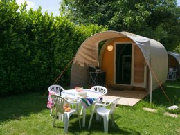 Camping Pas Cher vous présente avec son site Officiel campingpascher.fr, le Camping Sites Et Paysages - Le Ventoulou classé 4 étoiles, situé sur la commune de Thegra dans le département Lot (Midi Pyrénées) en France. Le camping Sites Et Paysages - Le Ventoulou, vous présente un hébergement de type hébergement insolite de 11 m² pour 1 personne. Le camping Sites Et Paysages - Le Ventoulou vous propose du mardi 02 juin au mardi 09 juin 2026, en promotion à -20% pour 7 nuits à 177,60 € au lieu de 222,0 € soit une Économie de 44,40 €. Cette location propose 79 dates différentes pour réserver votre séjour. Découvrez également les 26 autres gammes d'hébergements du camping. Les Avis clients pour le Camping Sites Et Paysages - Le Ventoulou sont excellents avec une note moyenne de 8 sur 10. LacRivièreÉtang, Piscine chauffée, Piscine couverte, Animations familiales, Club enfants, Baby-foot, Canoë-kayak, Cyclisme, Flipper, Paddle, Ping-pong, Pétanque, Randonnée, Salle de jeux vidéo, Terrain multisports, Trampoline, Dépôt de pain, Snack/Bar, Épicerie,... En savoir plus : cliquez-ICI.