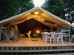 Camping Pas Cher vous présente avec son site Officiel campingpascher.fr, le Camping Sites Et Paysages - Le Ventoulou classé 4 étoiles, situé sur la commune de Thegra dans le département Lot (Midi Pyrénées) en France. Le camping Sites Et Paysages - Le Ventoulou, vous présente un hébergement de type tente en toile et bois de 40 m² pour 2 personnes. Le camping Sites Et Paysages - Le Ventoulou vous propose du dimanche 17 mai au dimanche 24 mai 2026, en promotion à -20% pour 7 nuits à 213,60 € au lieu de 267,0 € soit une Économie de 53,40 €. Cette location propose 101 dates différentes pour réserver votre séjour. Découvrez également les 26 autres gammes d'hébergements du camping. Les Avis clients pour le Camping Sites Et Paysages - Le Ventoulou sont excellents avec une note moyenne de 8 sur 10. LacRivièreÉtang, Piscine chauffée, Piscine couverte, Animations familiales, Club enfants, Baby-foot, Canoë-kayak, Cyclisme, Flipper, Paddle, Ping-pong, Pétanque, Randonnée, Salle de jeux vidéo, Terrain multisports, Trampoline, Dépôt de pain, Snack/Bar, Épicerie,... En savoir plus : cliquez-ICI.