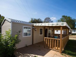 Camping Pas Cher vous présente avec son site Officiel campingpascher.fr, le Camping Sites Et Paysages - Le Ventoulou classé 4 étoiles, situé sur la commune de Thegra dans le département Lot (Midi Pyrénées) en France. Le camping Sites Et Paysages - Le Ventoulou, vous présente un hébergement de type mobil-home de 33 m² pour 2 personnes. Le camping Sites Et Paysages - Le Ventoulou vous propose du dimanche 17 mai au dimanche 24 mai 2026, en promotion à -20% pour 7 nuits à 326,40 € au lieu de 408,0 € soit une Économie de 81,60 €. Cette location propose 100 dates différentes pour réserver votre séjour. Découvrez également les 26 autres gammes d'hébergements du camping. Les Avis clients pour le Camping Sites Et Paysages - Le Ventoulou sont excellents avec une note moyenne de 8 sur 10. LacRivièreÉtang, Piscine chauffée, Piscine couverte, Animations familiales, Club enfants, Baby-foot, Canoë-kayak, Cyclisme, Flipper, Paddle, Ping-pong, Pétanque, Randonnée, Salle de jeux vidéo, Terrain multisports, Trampoline, Dépôt de pain, Snack/Bar, Épicerie,... En savoir plus : cliquez-ICI.